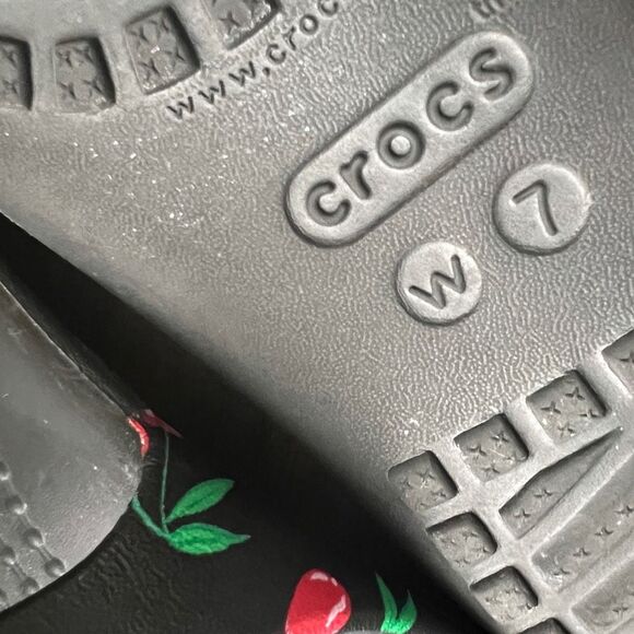 CROCS Women’s Size 7 Kadee II Sandals Slide Strappy Iconic Cherry Sandals - Picture 6 of 6